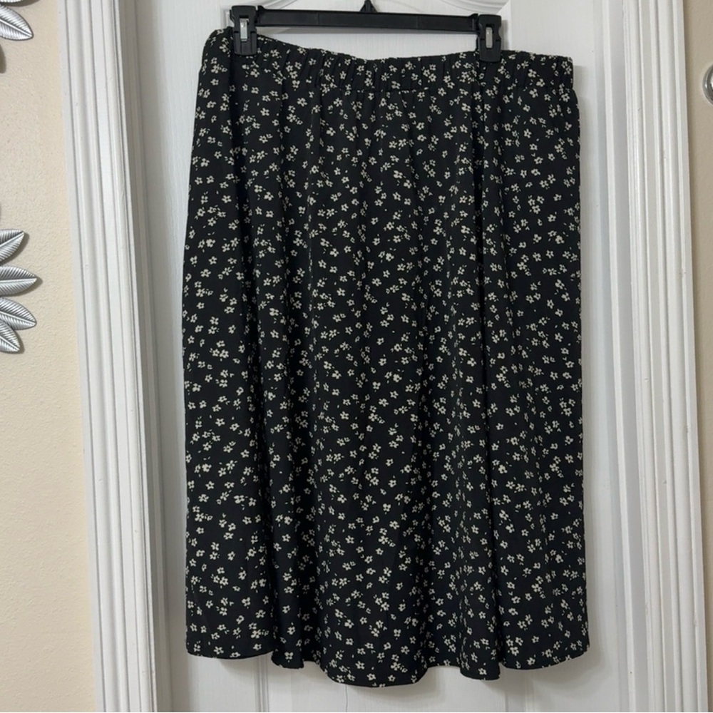 Shein Plus Pull On Elastic Waist  Skirt Black White Floral Size 28
